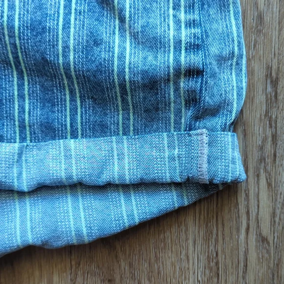 Urban Outfitters Stripped Denim Mom Shorts Size 30 - Picture 6 of 7